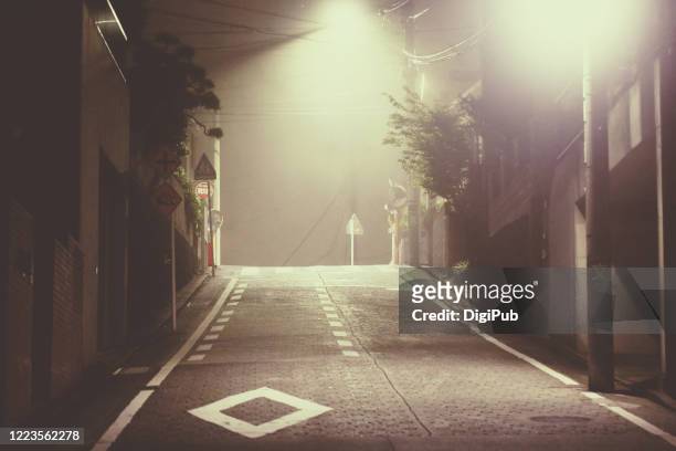 fog in the midnight - 日本　住宅街 個照片及圖片檔