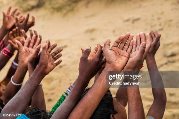 slechte indische kinderen die om voedsel, india vragen - begging stockfoto's en -beelden