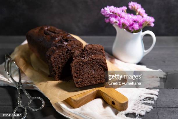 de cake van het pond van de chocolade met de dalingen van de chocolade - chocolate cake stockfoto's en -beelden