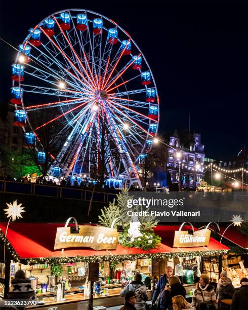 mercado de navidad de edimburgo (escocia, reino unido) - new town edimburgo fotografías e imágenes de stock