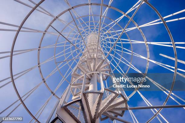 telephone communication tower. - mast stockfoto's en -beelden