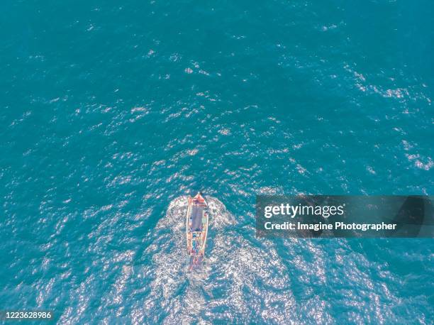aerial top view, a fishing boat that is sailing at high speed in the middle of the sea. - speed motion lines to the middle stock pictures, royalty-free photos & images