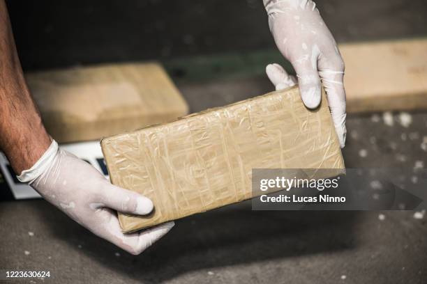 drug trafficking - package with drugs - trafficking stockfoto's en -beelden