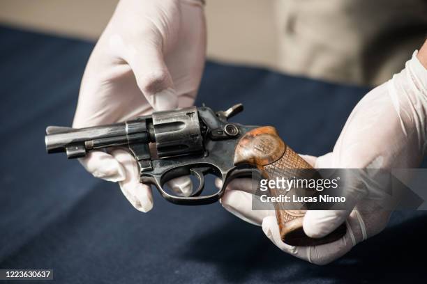 criminal evidence - revolver - pistolenschießen stock-fotos und bilder