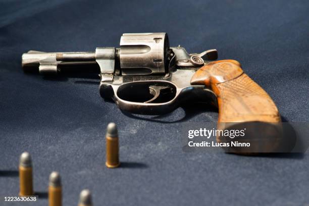 38 caliber revolver - gun control stock-fotos und bilder