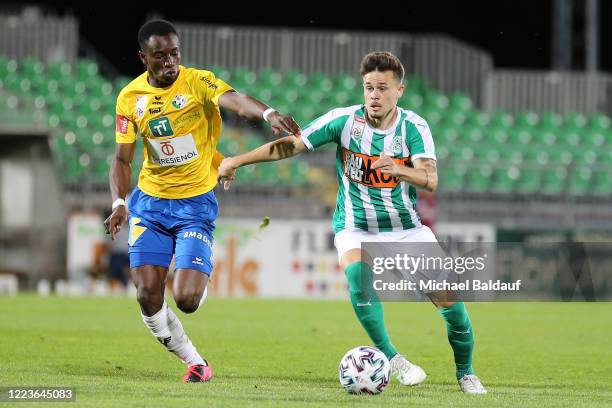 Kelvin Yeboah of Wattens and Christoph Halper of Mattersburg during the tipico Bundesliga match between SV Mattersburg and WSG Swarovski Wattens at...