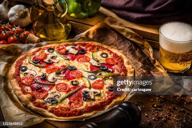 hausgemachte pizza mit bier - bierwurst stock-fotos und bilder