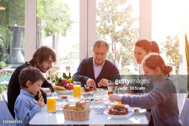 семья завтракает за столом вместе