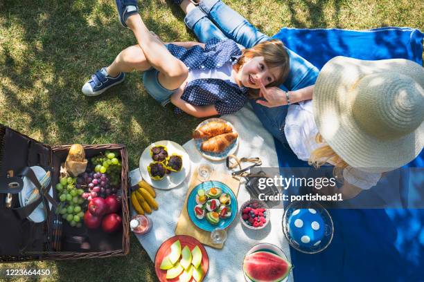 mutter und kind beim picknick. spaß im hinterhof während der covid-19-krise - brotzeit stock-fotos und bilder