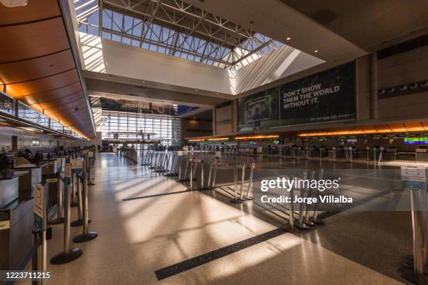 洛杉磯國際機場在大流行期間空無一人 - american airlines centre 個照片及圖片檔