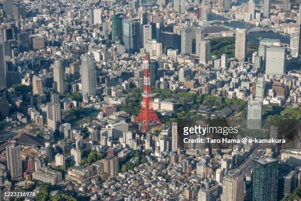 tokyo tower in tokyo japan aerial view from airplane - tsukishima tokio stockfoto's en -beelden