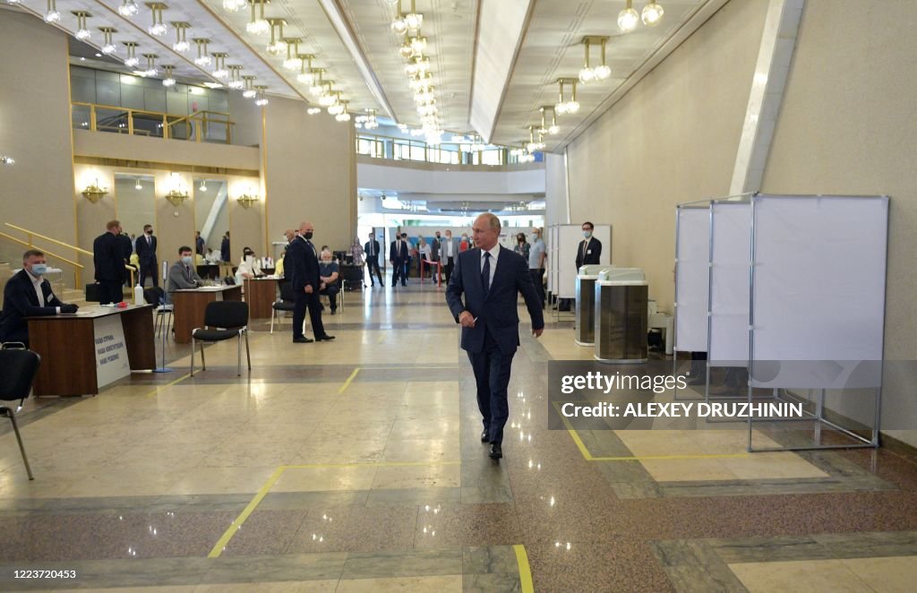 TOPSHOT-RUSSIA-VOTE-CONSTITUTION-VIRUS