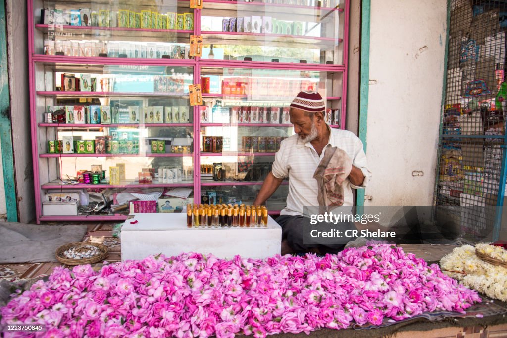 Street vendor near The tomb of Aurangzeb the Mughal ruler, Khuldabad, India.