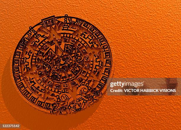 ilustraciones, imágenes clip art, dibujos animados e iconos de stock de aztec sun stone, artwork - calendario azteca