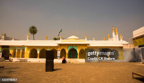 muslim pilgrims visit and sitting courtyard of the aurangzeb tomb - head of state stock pictures, royalty-free photos & images