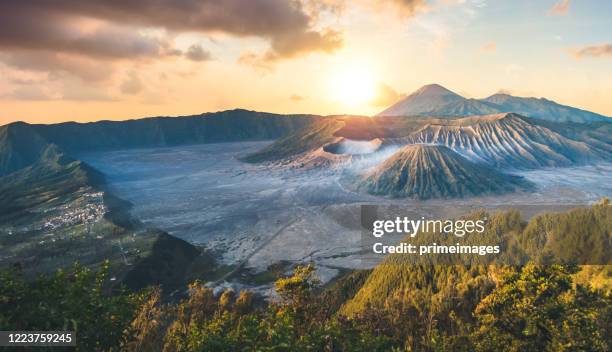 vista matutina del bromo caldeira en java oriental en indonesia. la formación volcánica de algunos volcanes, con el famoso volcán bromo y el volcán semeru al fondo - bromo crater fotografías e imágenes de stock