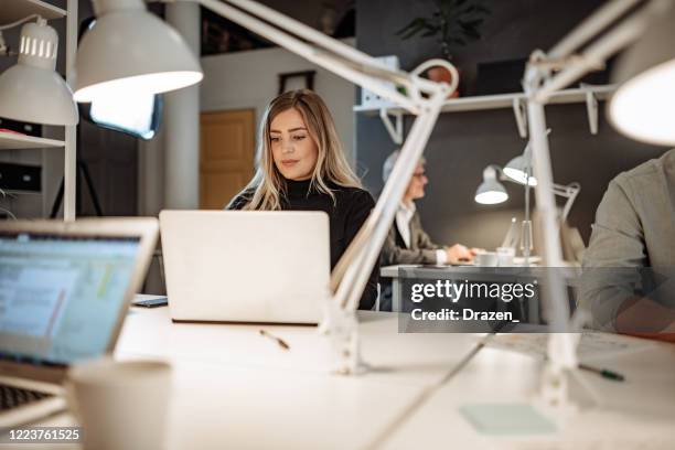 frilansare är tillbaka i coworking utrymmen efter covid-19 karantän - femininitet bildbanksfoton och bilder