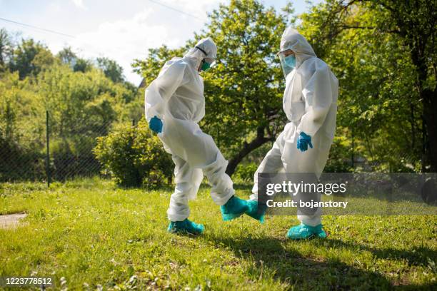 optimistic doctors - roupa protetora imagens e fotografias de stock