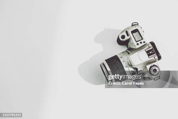 slr camera top view in white - digitalkamera stock-fotos und bilder