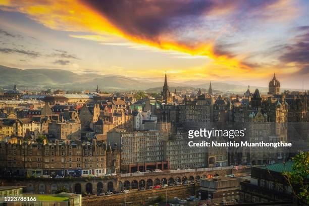 edinburgh city under colorful sky at sunset time shows various architecture of house and building. - edimburgo foto e immagini stock