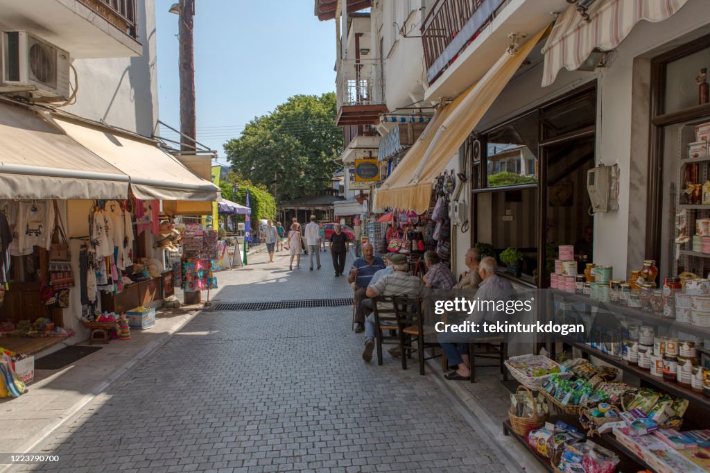 Gamla människor i café i Panagia byn Thassos ön i Kavala grekland
