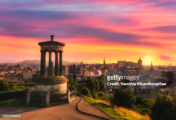 beautiful view of calton hill in edinburgh shows colorful sky and beautiful monument with various architectural houses and buildings in edinburgh city, scotland. - calton hill foto e immagini stock