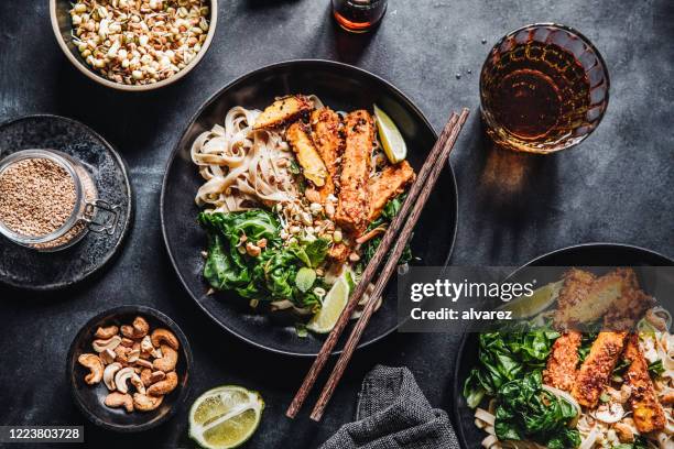 asiatische küche auf einem tisch serviert - asiatische küche stock-fotos und bilder