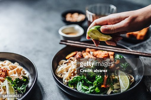 ビーガン料理にライムを加えるシェフ ビーガン料理にライムを加えるシェフ
