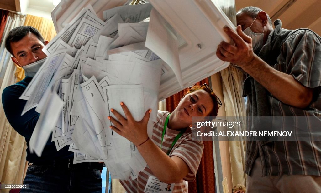 RUSSIA-VOTE-CONSTITUTION-VIRUS