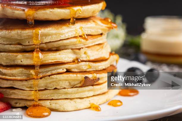 desayuno matutino - maple syrup pancakes fotografías e imágenes de stock