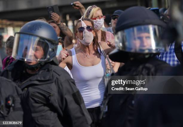 Female Riot Police Female Police Mask Photos and Premium High Res Pictures - Getty Images
