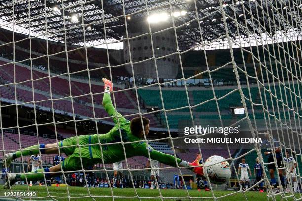 Brescia's Finnish goalkeeper Jesse Joronen fails to stop the ball as Inter Milan's Chilean forward Alexis Sanchez shoots and scores a penalty during...