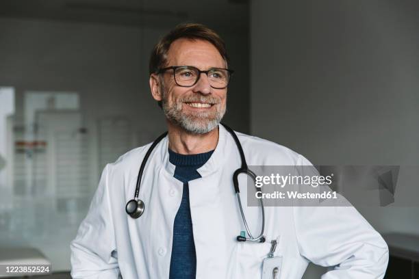 portrait of smiling doctor - doctor portrait stockfoto's en -beelden