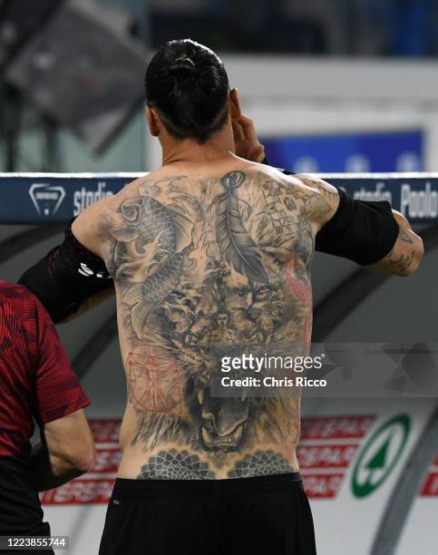 Zlatan Ibrahimovic of AC Milan shows his lion tattoo as he prepares to come on during the Serie A match between SPAL and AC Milan at Stadio Paolo...