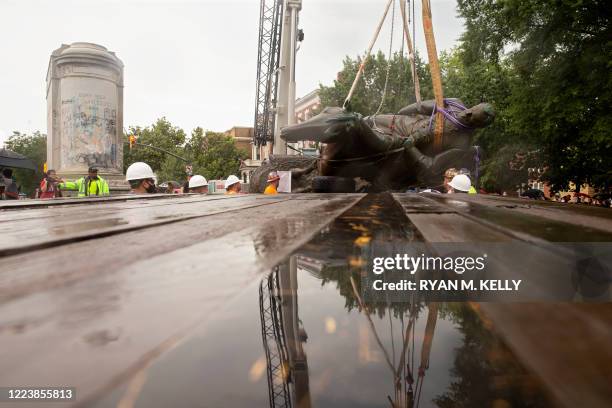 The Stonewall Jackson statue is loaded on a truck after being removed from Monument Avenue in Richmond, Virginia on July 1, 2020. - Workers in...