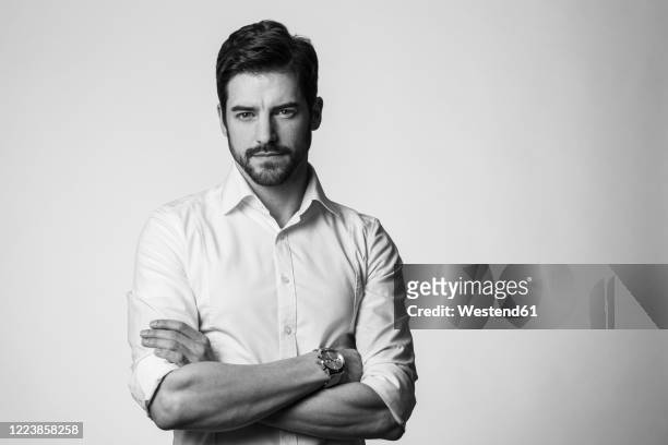 portrait of confindent man, with arms crossed - black and white stock pictures, royalty-free photos & images