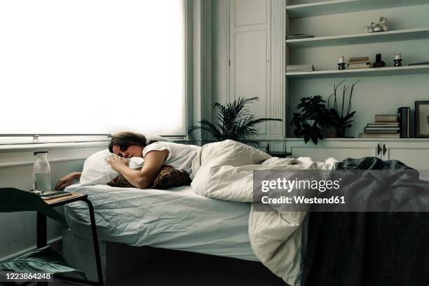 woman sleeping in bed - minder verzadiging stockfoto's en -beelden