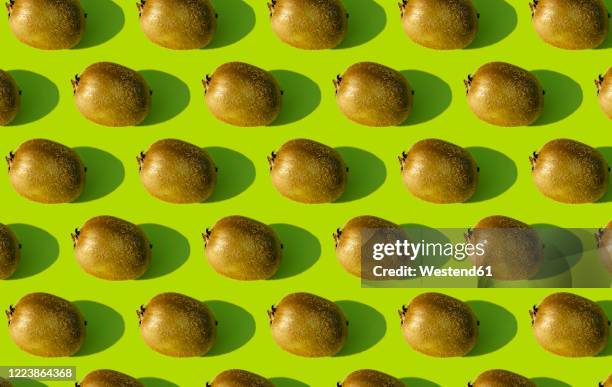 kiwi fruit pattern on green background - kiwi fruit stock pictures, royalty-free photos & images
