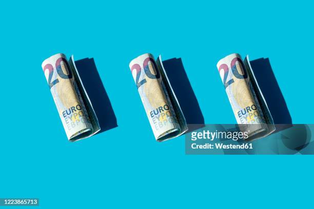 twenty euro rolled banknotes on a blue background - twenty euro note 個照片及圖片檔