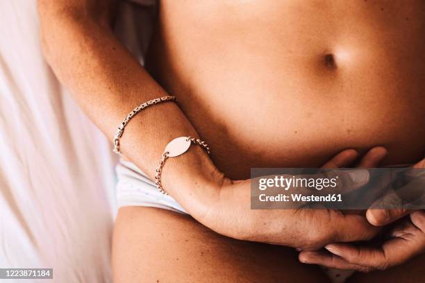 close-up of a senior woman's body - menselijke buik stockfoto's en -beelden