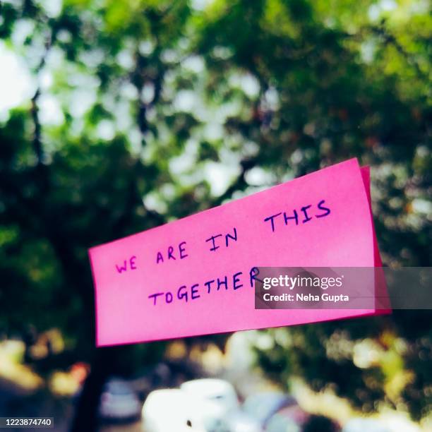 positive message. flatten the curve. covid-19 crisis. - aplanar a curva imagens e fotografias de stock