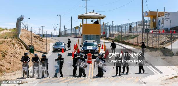 mexikanische polizei vor dem gefängnis el hongo in baja california nordmexiko - capture the flag stock-fotos und bilder