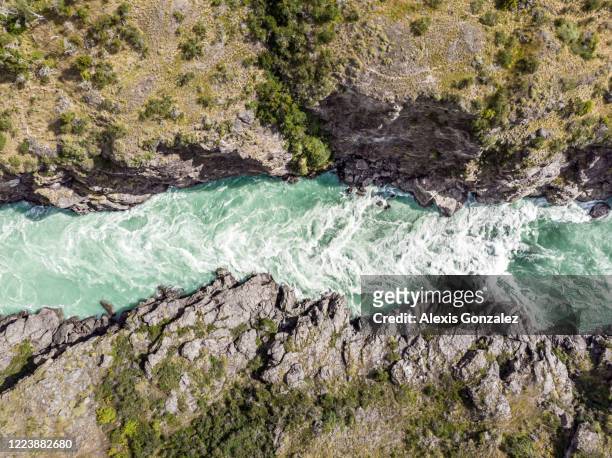 智利巴塔哥尼亞貝克河的鳥瞰圖 - torrent 個照片及圖片檔