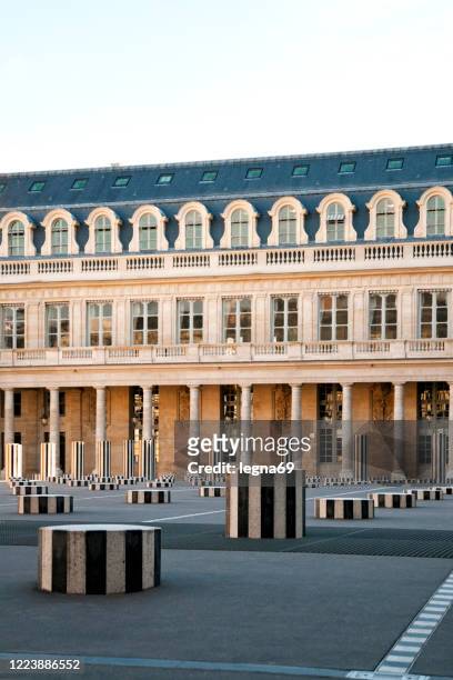 las columnas buren sin gente - palais royal fotografías e imágenes de stock