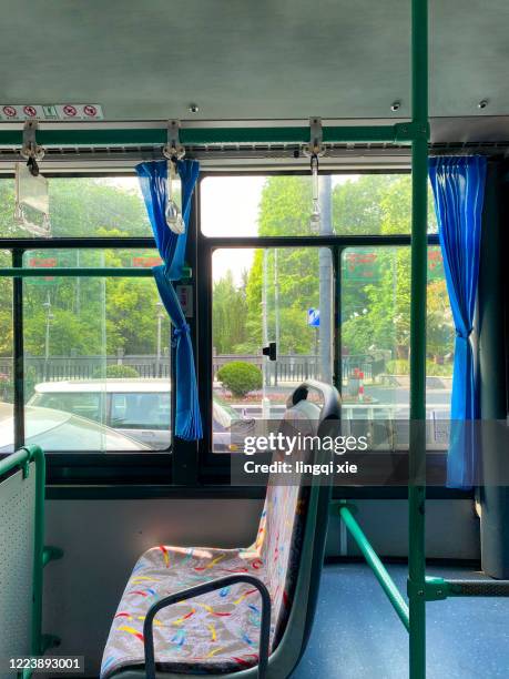 empty seats on the bus - bus interior fotografías e imágenes de stock