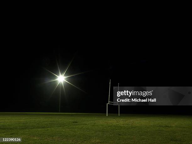 rugby field at night - campo de rúgbi fotografías e imágenes de stock