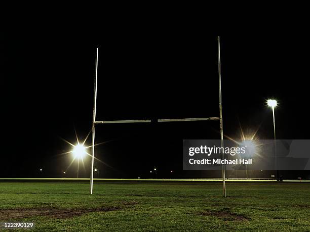 rugby field at night - stade rugby photos et images de collection