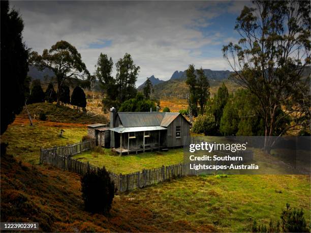 dove lake viewpoint in the cradle mountain national park, central highlands, tasmania, australia. - cradle mountain stock pictures, royalty-free photos & images