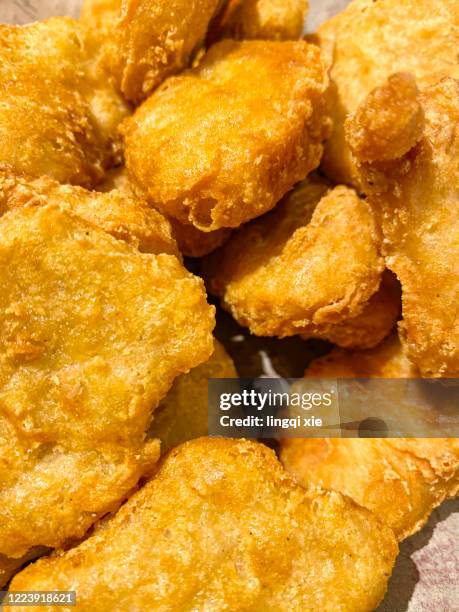 golden fried chicken nuggets - chicken nugget photos et images de collection