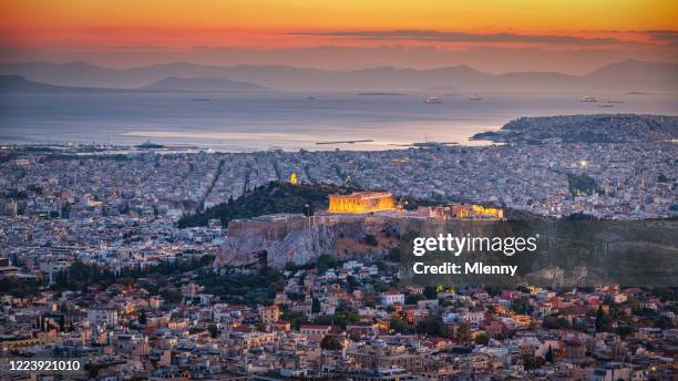 paisaje urbano de atenas en sunset light panorama - piraeus fotografías e imágenes de stock